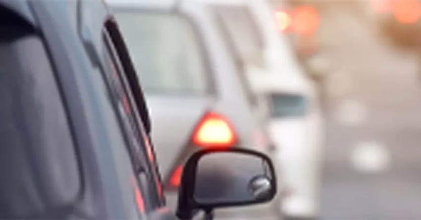 Gambar mobil-mobil yang menjada jarak aman dan menerapkan tips aman berkendara
